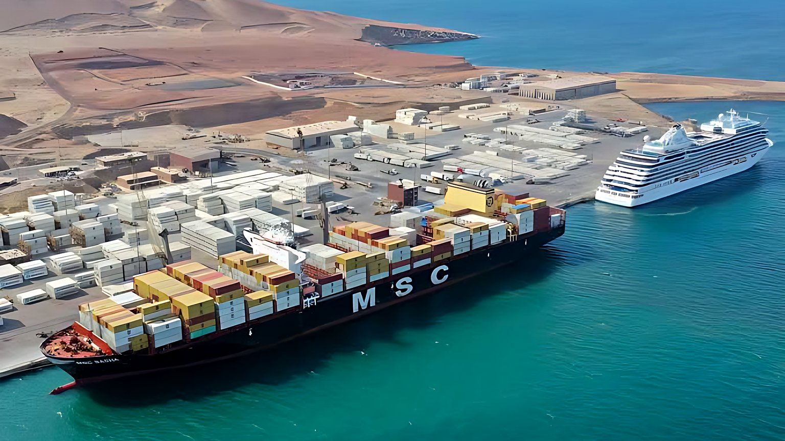 Buque portacontenedores cargando en un puerto de la costa peruana